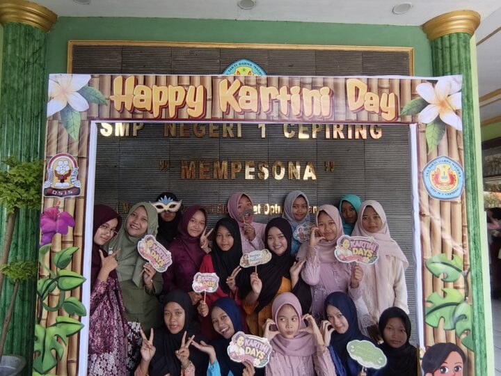 Momen Kebersamaan dalam Photobooth Hari Kartini
