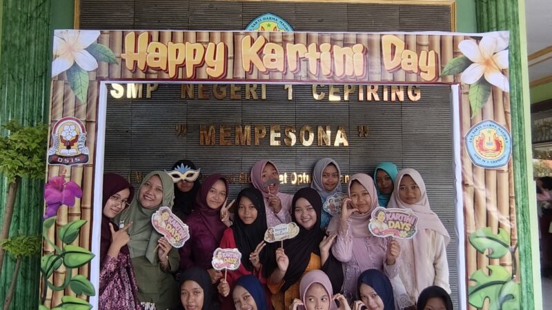 Momen Kebersamaan dalam Photobooth Hari Kartini